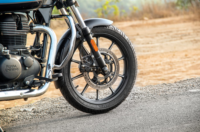 Yezdi Roadster vs Royal Enfield Meteor 350 comparison