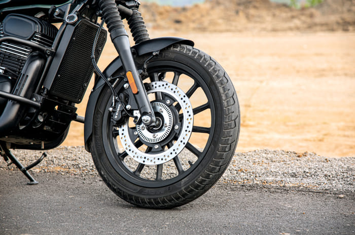 Yezdi Roadster vs Royal Enfield Meteor 350 comparison