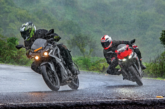 Bajaj Pulsar RS200 vs Yamaha YZF-R15 V3.0