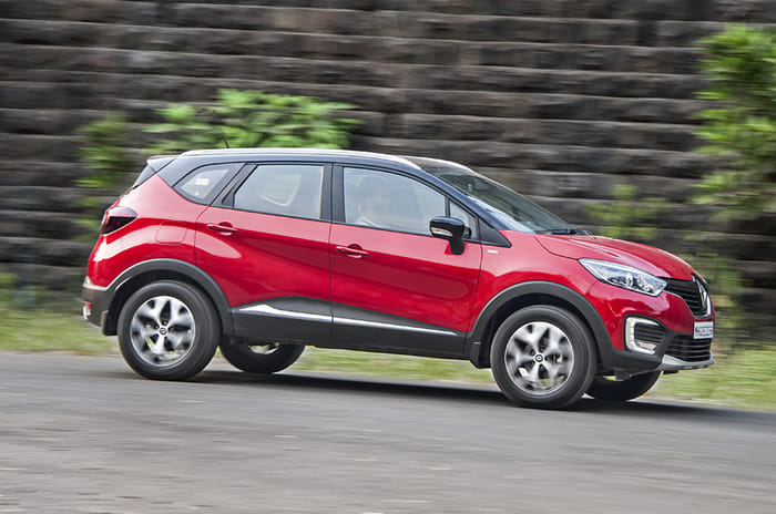 Renault Captur side action