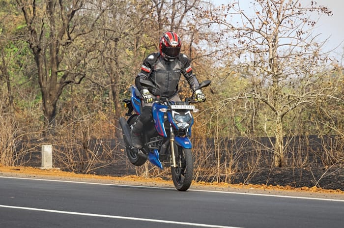 Bajaj Pulsar NS200 vs Honda Hornet 2.0 vs TVS Apache RTR 200 4V comparison