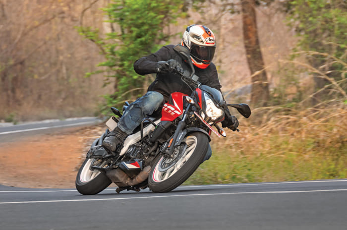 Bajaj Pulsar NS200 vs Honda Hornet 2.0 vs TVS Apache RTR 200 4V comparison