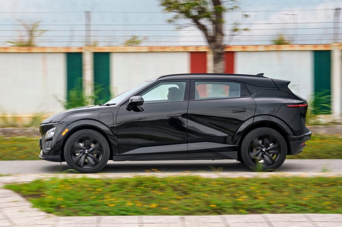 VinFast VF7 side profile black colour