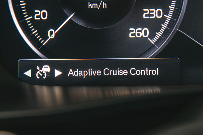 Volvo XC40 cruise control