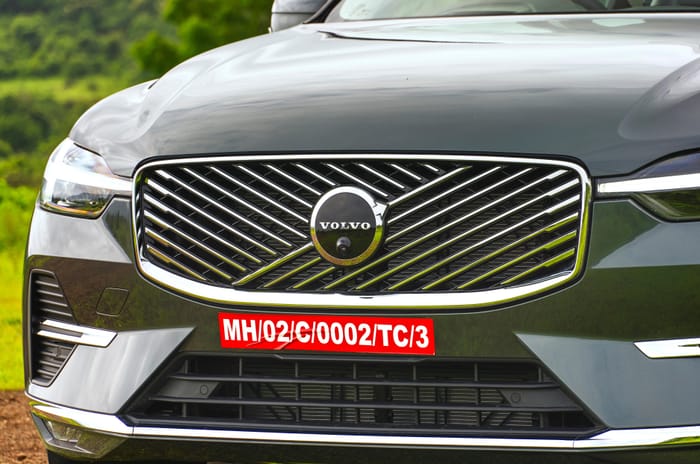 2025 Volvo XC60 facelift grille