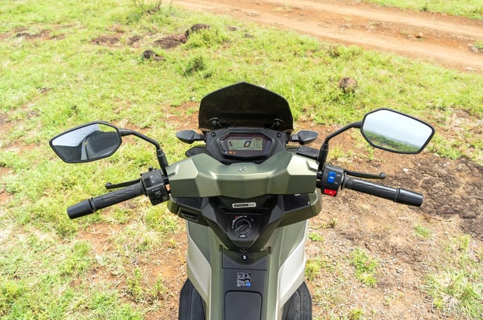 Hero Xoom 160 rider's POV handlebar and display