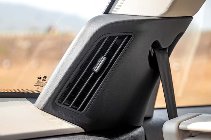 Mahindra XUV700 vs Tata Safari comparison