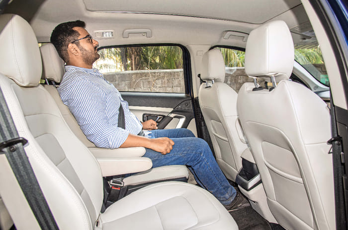 Mahindra XUV700 vs Tata Safari comparison