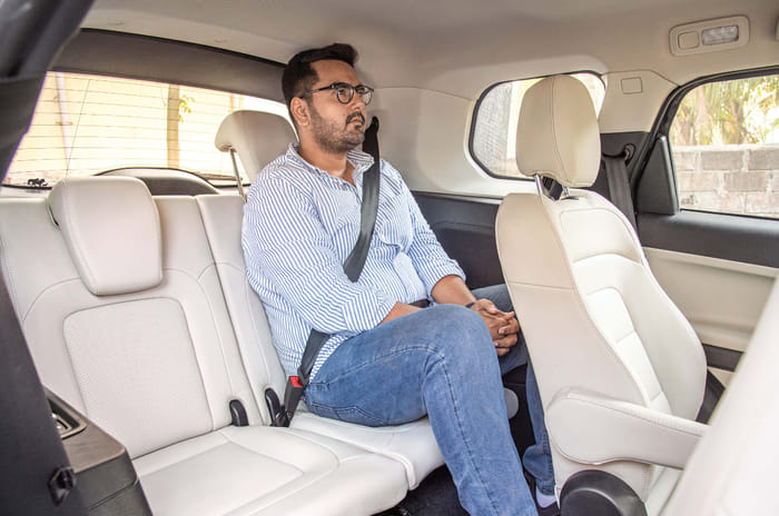 Mahindra XUV700 vs Tata Safari comparison