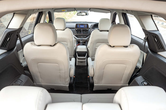 Mahindra XUV700 vs Tata Safari comparison