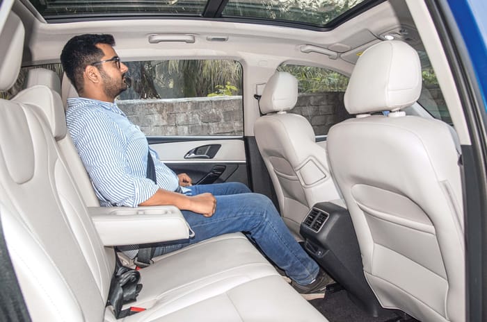 Mahindra XUV700 vs Tata Safari comparison