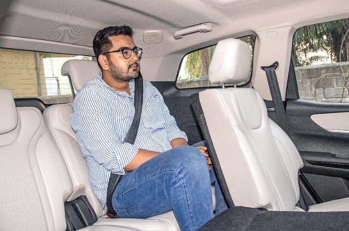 Mahindra XUV700 vs Tata Safari comparison