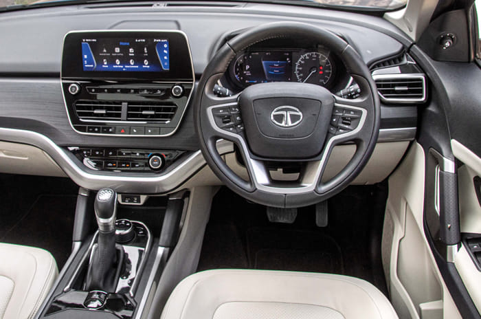 Mahindra XUV700 vs Tata Safari comparison