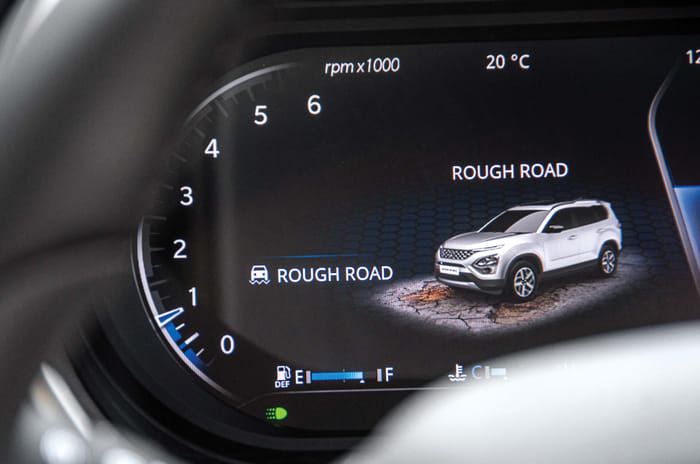 Mahindra XUV700 vs Tata Safari comparison