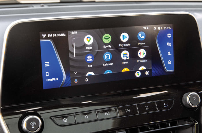 Mahindra XUV700 vs Tata Safari comparison