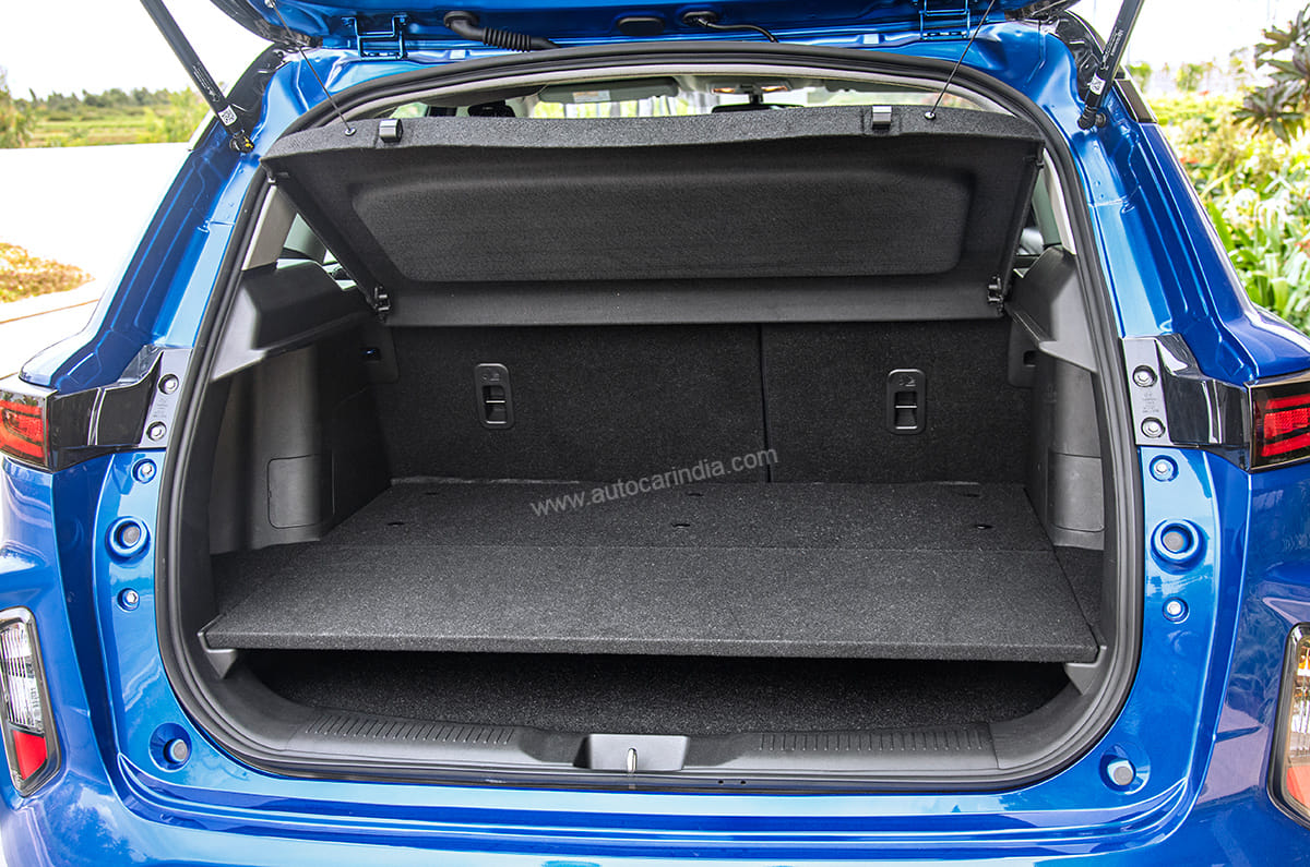 3 reasons to buy the Toyota Hyryder and 2 reasons not to