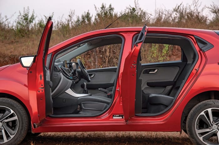 Hyundai i20 vs Tata Altroz comparison