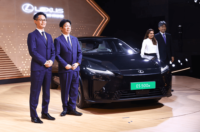 Front Left Three Quarter Image - 33748