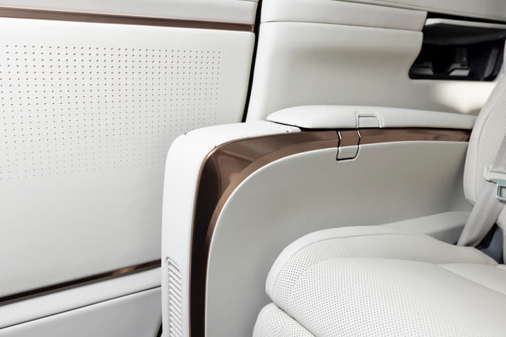 Lexus Lm Color White