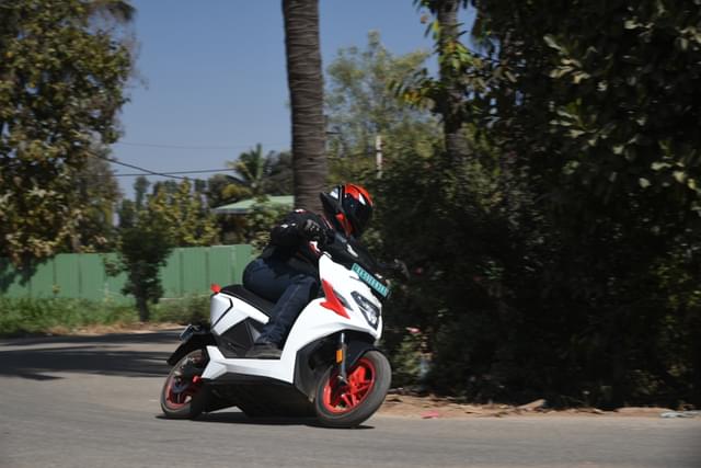 Front Right Three Quarter Image - 26065