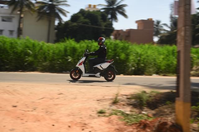 Front Right Three Quarter Image - 26067