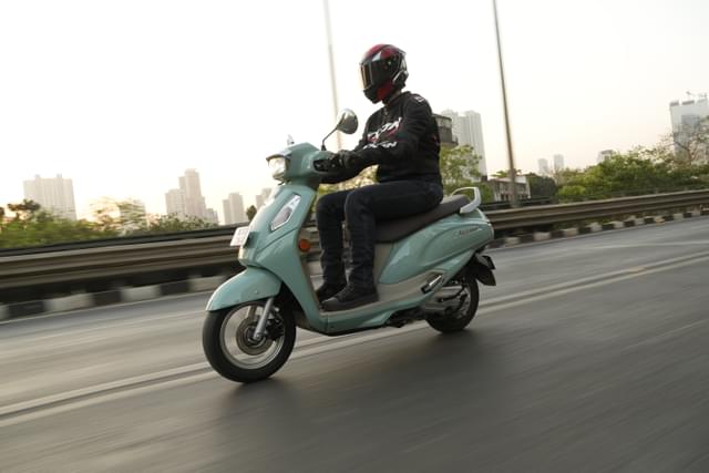 Front Right Three Quarter Image - 27552