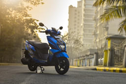 Suzuki Avenis Front Left Three Quarter