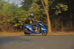 Suzuki Avenis Front Right Three Quarter