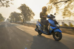 Suzuki Avenis Front Left Three Quarter