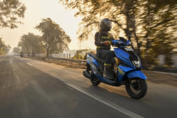 Suzuki Avenis Front Right Three Quarter