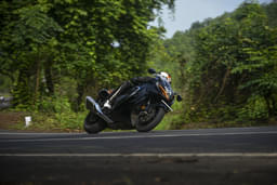 Suzuki Hayabusa Front Left Three Quarter