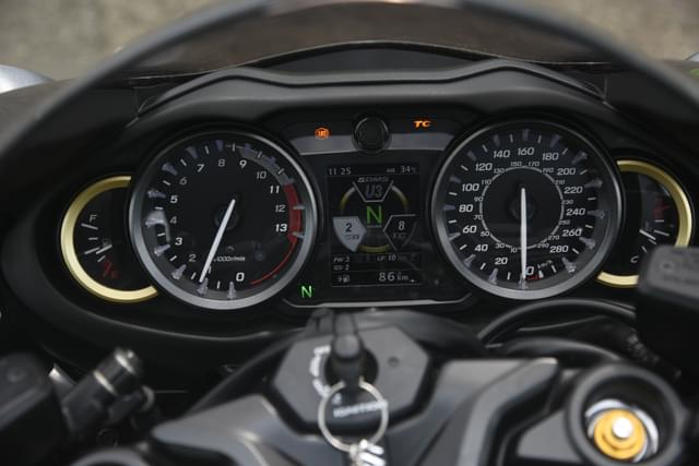 Color Black, Gold Image - 27921