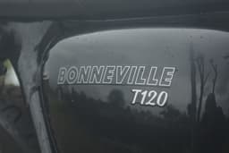 Triumph Bonneville T120 Color Black