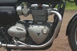 Triumph Bonneville T120 Front Right Three Quarter