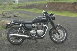 Triumph Bonneville T120 Front Right Three Quarter