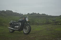 Triumph Bonneville T120 Front Right Three Quarter