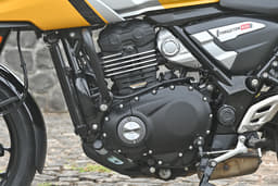 Triumph Thruxton 400 Color Yellow, Black
