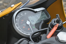 Triumph Thruxton 400 Color Yellow