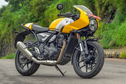 Triumph Thruxton 400 Front Right Three Quarter Triumph Thruxton 400 Front Right Three Quarter