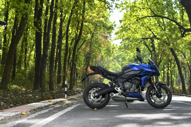 Front Right Three Quarter Image - 28724