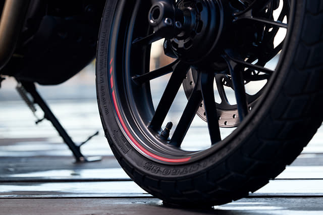 Color Black, Red Image - 34050