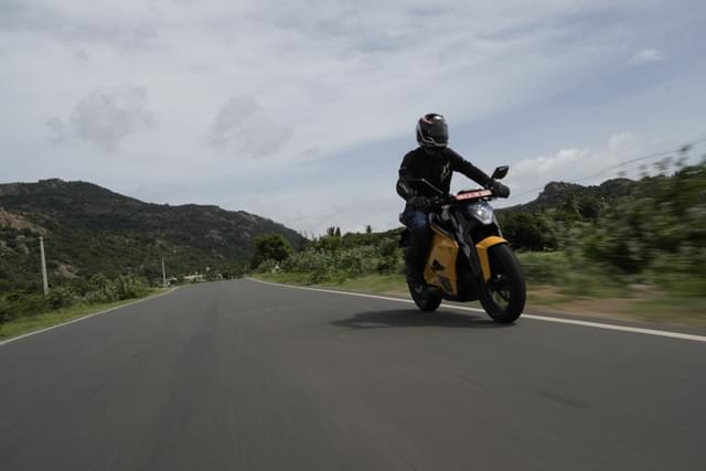 Front Left Three Quarter Image - 26743