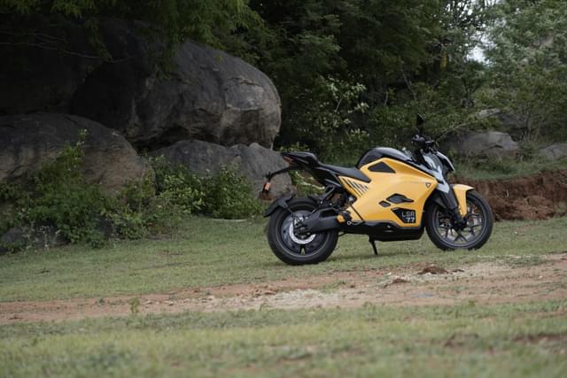 Front Right Three Quarter Image - 26785