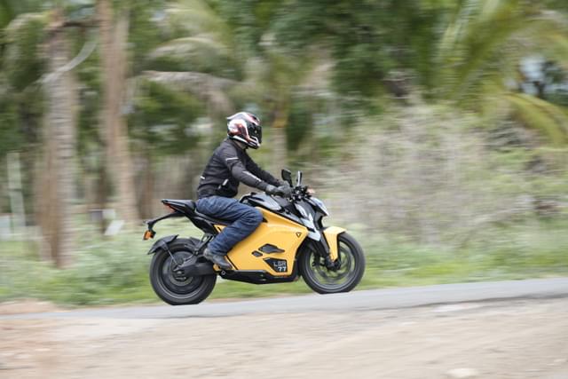 Front Left Three Quarter Image - 26898