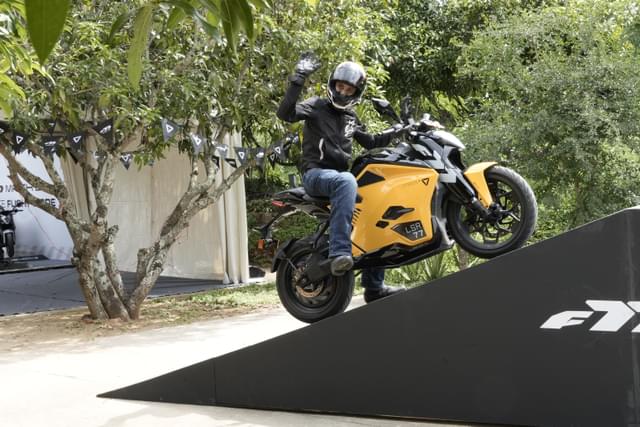 Front Right Three Quarter Image - 26925