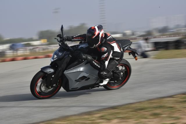 Front Right Three Quarter Image - 26833