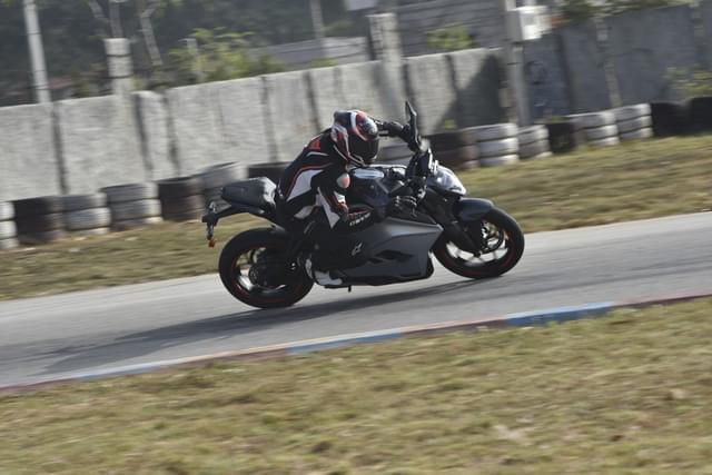 Front Right Three Quarter Image - 26843