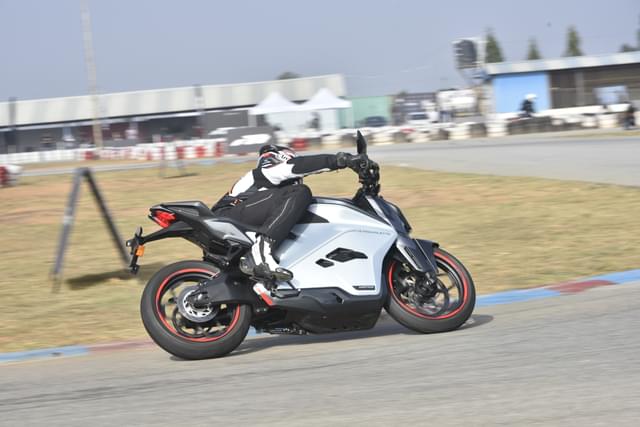 Front Right Three Quarter Image - 26846