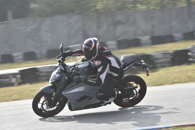 Front Right Three Quarter Image - 26852