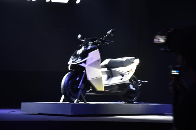 Front Right Three Quarter Image - 26754